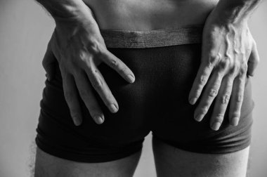 Boxer külotlu genç adam. Seçici odaklanma. Boxer külotlu genç adam. Seçici odak.