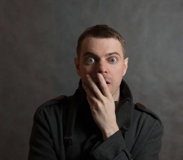 Hombre Abrigo Sobre Fondo Oscuro Con Cara Sorprendida —  Fotos de Stock