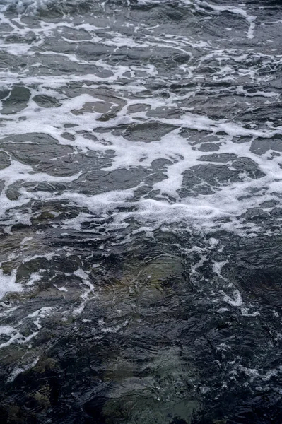 Deniz Kıyısında Iskelede Dalgalar Sığ Alan Derinliğine Sahip Seçici Odak — Stok fotoğraf