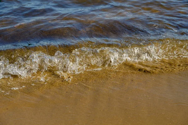 Gün Batımında Deniz Kıyısında Dalgalar Sığ Alan Derinliğine Sahip Seçici — Stok fotoğraf