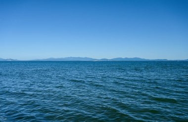 Açık gökyüzünün arkaplanını deniz manzarası.