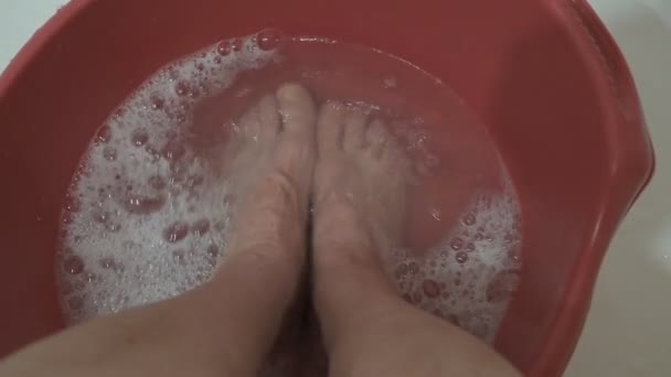 Mujer Pies Desnudos Agua Jabón Casa Baño — Vídeo de stock