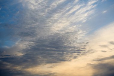 Bulutlu güzel mavi gökyüzü. Doğal arkaplan.