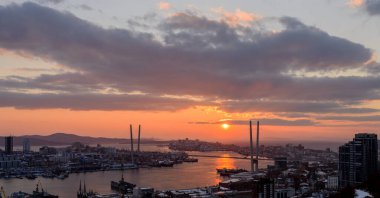 Gün batımında şehir silueti.