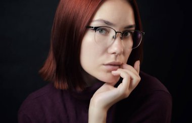 Güzel bir genç kadının portresi. Seçici odak.