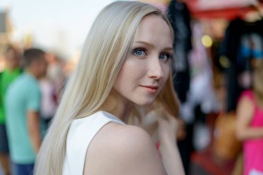 Sokaktaki güzel genç bir kadının açık hava portresi. Seçici odak.