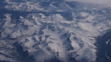 Dünya yüzeyindeki uçaktan görünüm - karla kaplı dağlar.