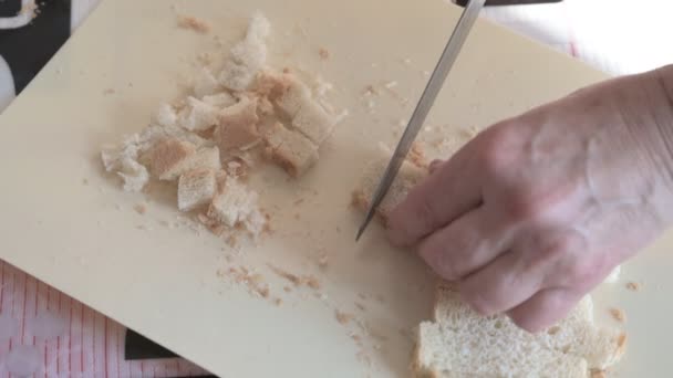 Hand Snijdt Het Brood Stukken Voor Zelfgemaakte Croutons — Stockvideo