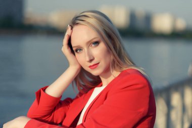 Güzel genç bir kadının açık hava portresi. Seçici odak.