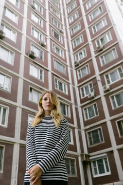 Güzel genç bir kadının portresi. Yazın tadını çıkarıyor..