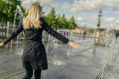Genç kadın bahar güneşinin tadını çıkarıyor..