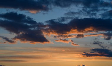 Güzel ve sıcak renkli günbatımı gökyüzü.
