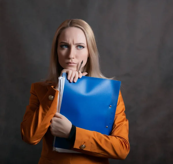 Zakelijke Vrouw Portret Met Blauwe Map Hand Donkere Achtergrond — Stockfoto