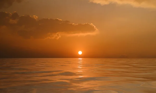 Céu Pôr Sol Dramático Com Nuvens Refletidas Superfície Água — Fotografia de Stock