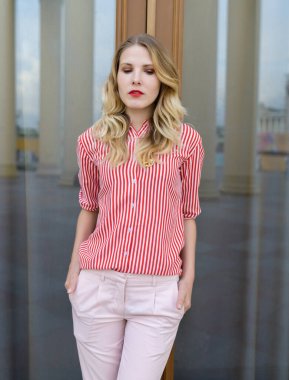 Güzel genç bir kadının açık hava portresi. Seçici odak.