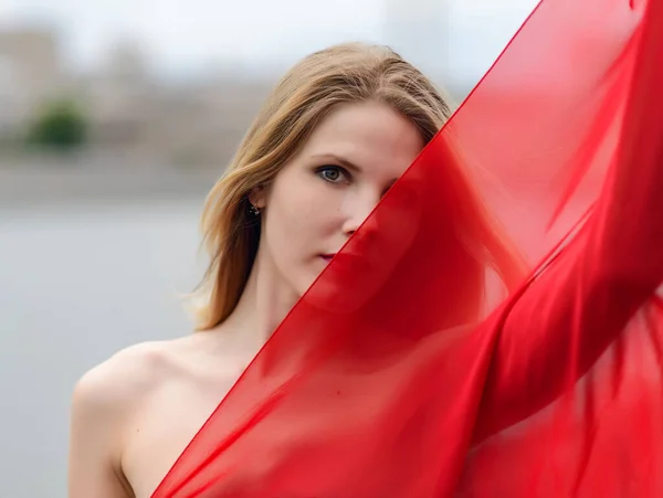 Buitenportret Van Een Mooie Jonge Vrouw Selectieve Focus — Stockfoto