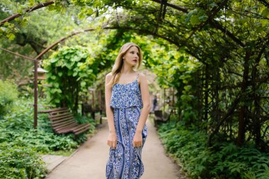 Güzel genç bir kadının yaz portresi.