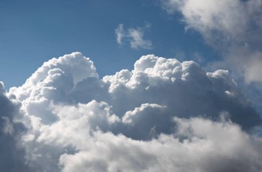 Bulutlu mavi gökyüzü. Doğa arkaplanı.