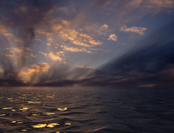 Cielo Atardecer Con Nubes Luz Del Sol Reflejan Superficie Del —  Fotos de Stock