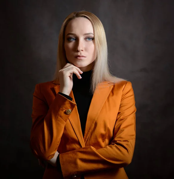 Portret Van Een Mooie Jonge Vrouw Oranje Blazer Studioshoot — Stockfoto