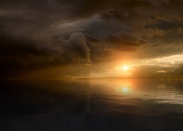 Céu Por Sol Com Nuvens Luz Solar Refletem Superfície Água — Fotografia de Stock