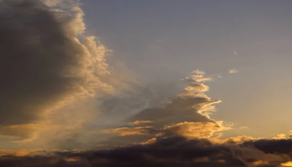 Vacker Färgglad Solnedgång Himmel Med Moln Och Solljus — Stockfoto