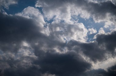 Bulutlu mavi gökyüzü. Doğa arkaplanı.