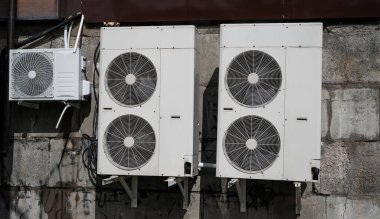 Duvarda endüstriyel klimalar var..