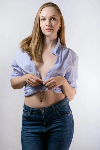 Retrato Sensual Uma Jovem Mulher Com Olhos Azuis Camisa Rosada — Fotografia de Stock