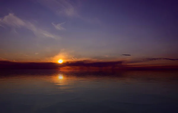 Drammatico Cielo Tramonto Con Nuvole Riflesse Nella Superficie Dell Acqua — Foto Stock