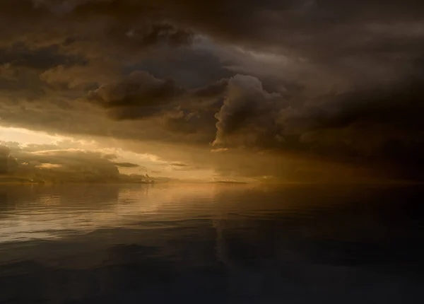 Zachód Słońca Niebo Chmurami Słońcem Odbija Się Powierzchni Wody — Zdjęcie stockowe