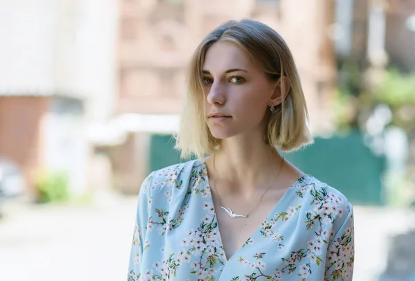 Buiten Portret Van Mooie Jonge Vrouw Met Groene Ogen — Stockfoto