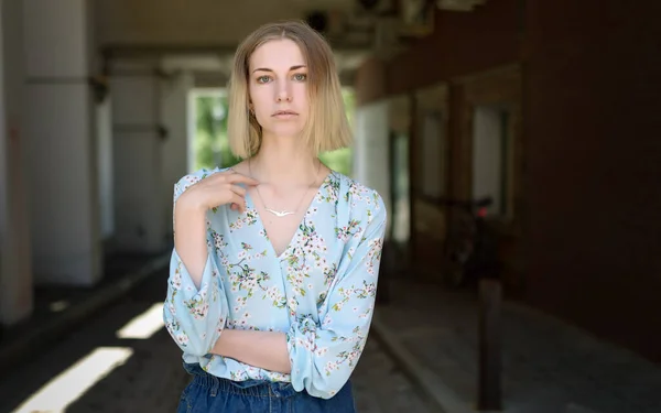 Szabadtéri Portré Gyönyörű Fiatal Zöld Szemekkel — Stock Fotó