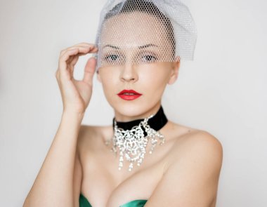 Işıklı arka planda parlak elbiseli güzel bir kadın..