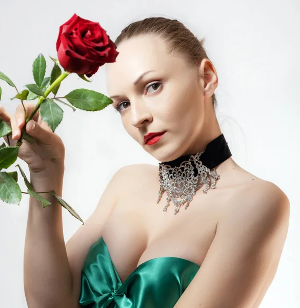 Frau Grünem Kleid Hält Eine Rote Rose Der Hand Auf — Stockfoto