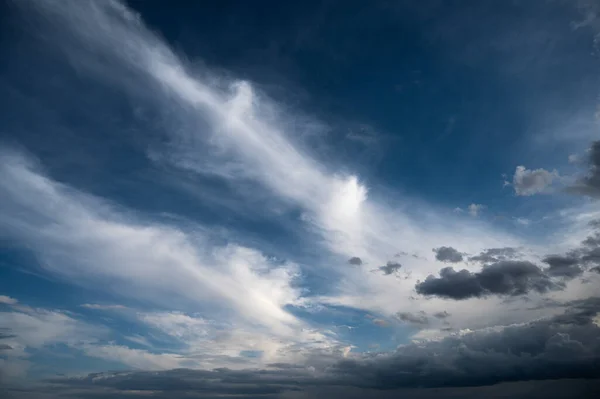 Hermosas Nubes Blancas Contra Cielo Azul — Foto de Stock