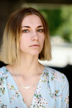 Yeşil gözlü güzel genç bir kadının açık hava portresi..