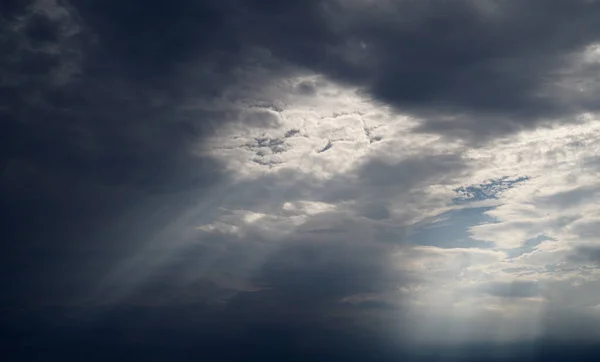 Драматическое Небо Белыми Облаками — стоковое фото