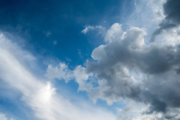 Hermosas Nubes Blancas Contra Cielo Azul —  Fotos de Stock