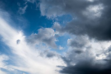 Güzel beyaz bulutlar mavi gökyüzüne karşı.