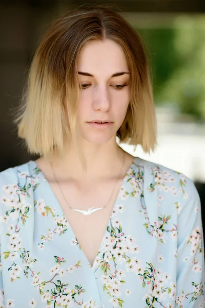 Retrato Aire Libre Una Hermosa Joven Con Ojos Verdes — Foto de Stock