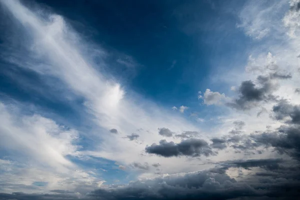 Güzel Beyaz Bulutlar Mavi Gökyüzüne Karşı — Stok fotoğraf