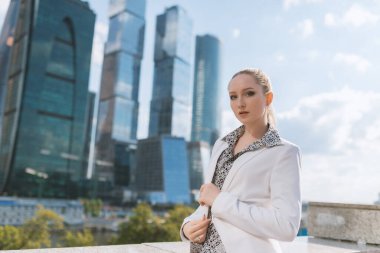 Güzel genç bir kadının açık hava portresi. Seçici odak.