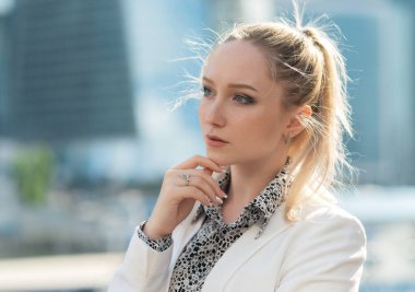 Güzel genç bir kadının açık hava portresi. Seçici odak.