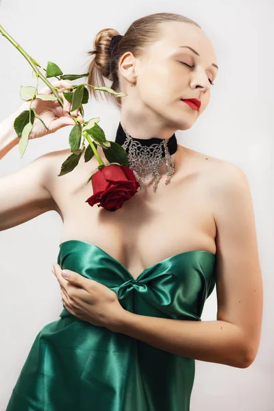 Женщина Зеленом Платье Держит Одну Красную Розу Руке Светлом Фоне — стоковое фото