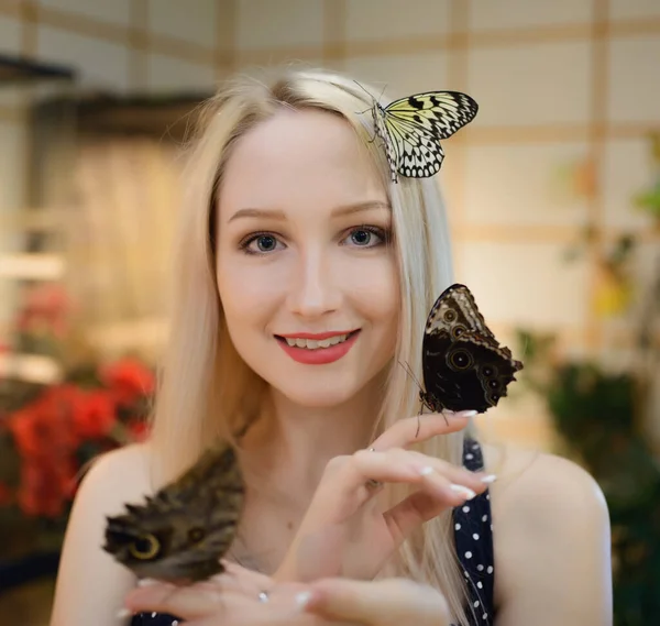 Junges Mädchen Mit Schmetterlingen Der Hand — Stockfoto