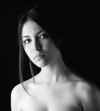 Güzel bir genç kadının siyah beyaz portresi..