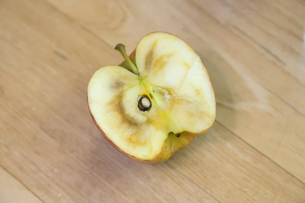 Een Stuk Gedroogde Appel Een Tafel Selectieve Focus — Stockfoto