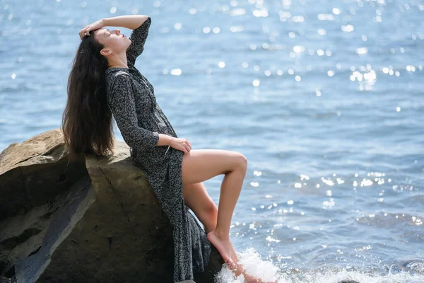 Mooie Volwassen Vrouw Genieten Van Zee Zonnige Dag — Stockfoto