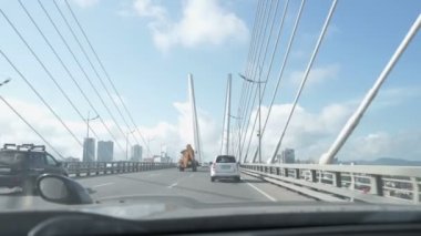 VLADIVOSTOK, RUSSIA - 27 Temmuz 2021: Köprüden yüksek hızda geçmek.